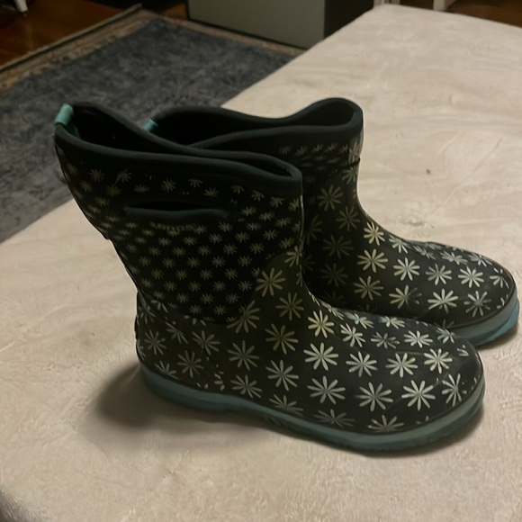 Bogs blue flower design rain boots.  Women’s size 9. - Picture 2 of 4